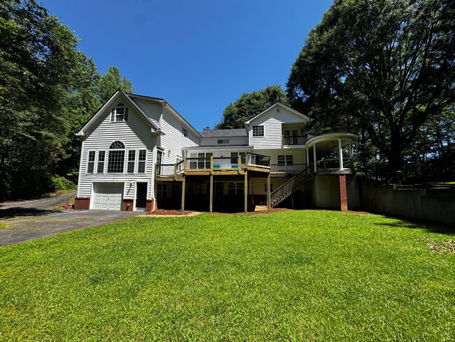 Building Photo - Room in House on Tyson Rd