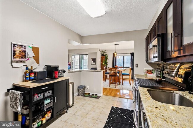 Building Photo - 5904 Mt Eagle Dr