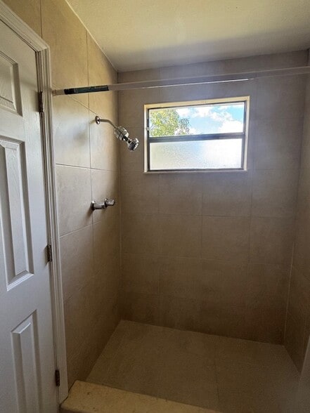 Building Photo - 1420 N 69th Way