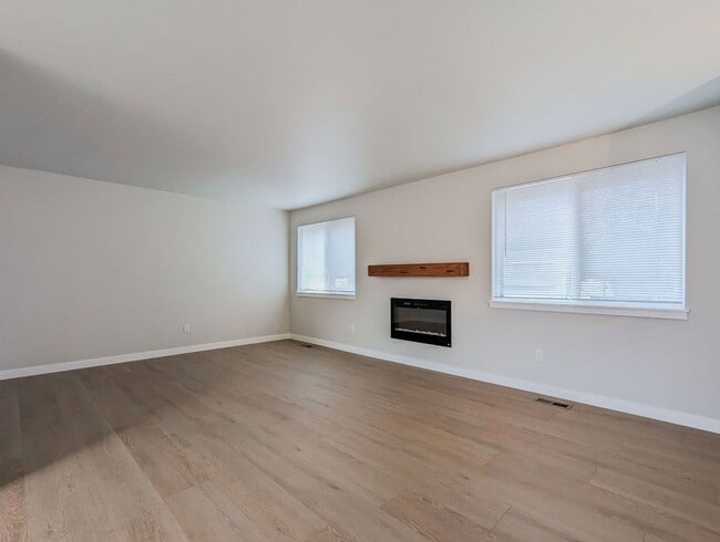 Building Photo - **Move-in Special** Gorgeous Remodeled 4 bed 2 bath w/ 2 car garage!