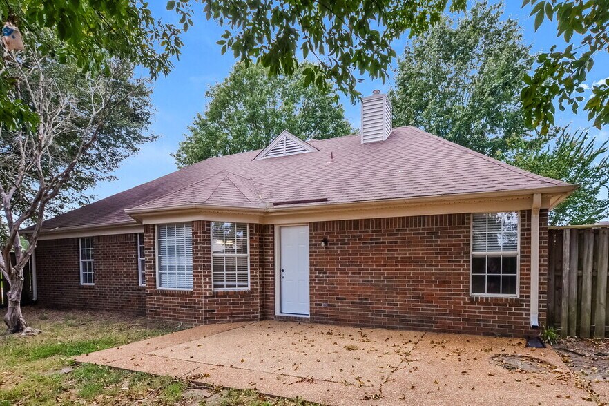 Building Photo - 7100 Hunter's Horn Dr