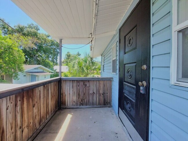 Building Photo - 115 1/2 Lenox St