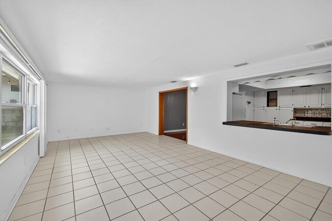 Building Photo - 215 Edgewater Dr