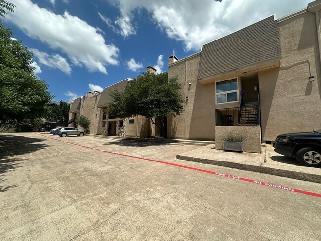 Building Photo - Charming 2-Bed Unit in Dallas! Community p...