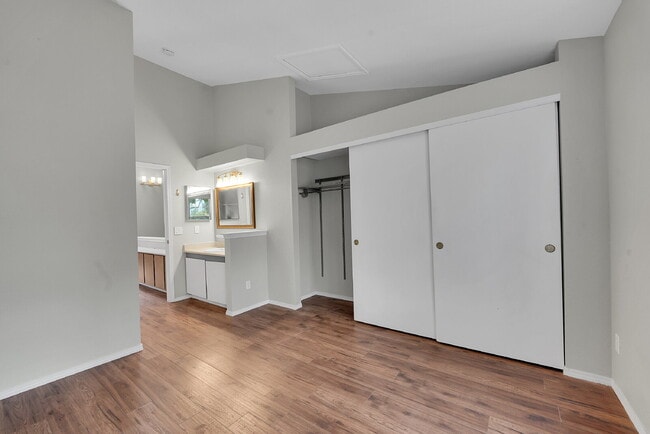 Building Photo - $2,295.95, 2-bed, 2.5 bath, located in Lakewood