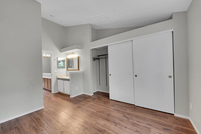 Building Photo - $2,450.00, 2-bed, 2.5 bath, located in Lak...