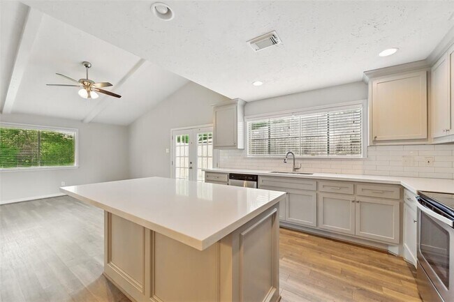 Building Photo - 4511 Ravine Dr