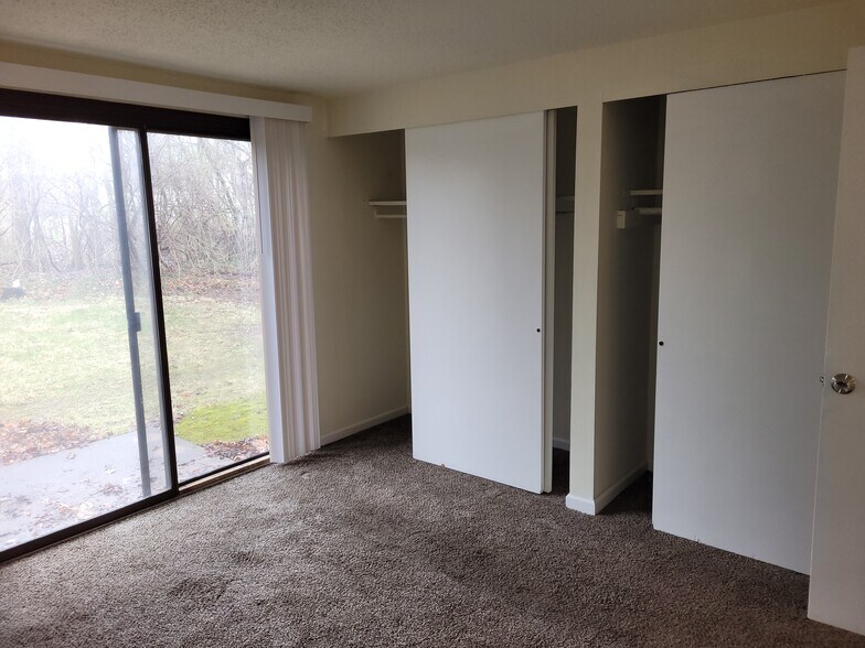 Building Photo - 1005 Village Circle Dr