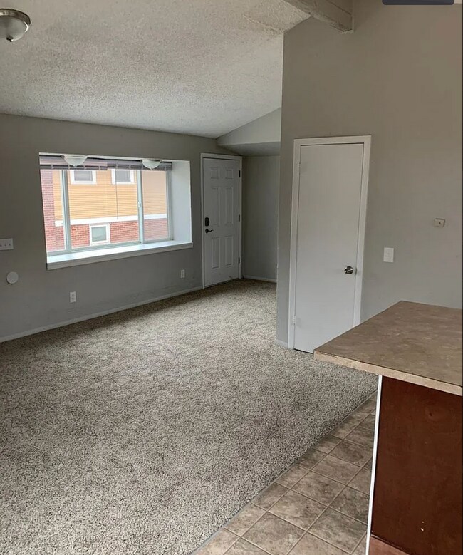 Building Photo - 2 Bed, 1 Bath Duplex