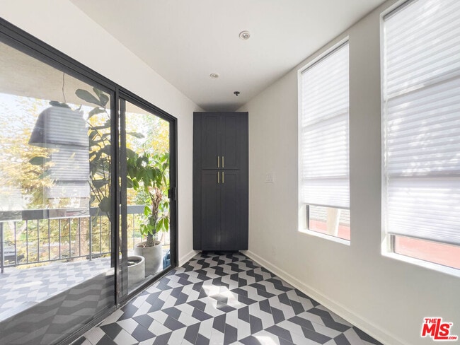 Building Photo - 935 Westbourne Dr