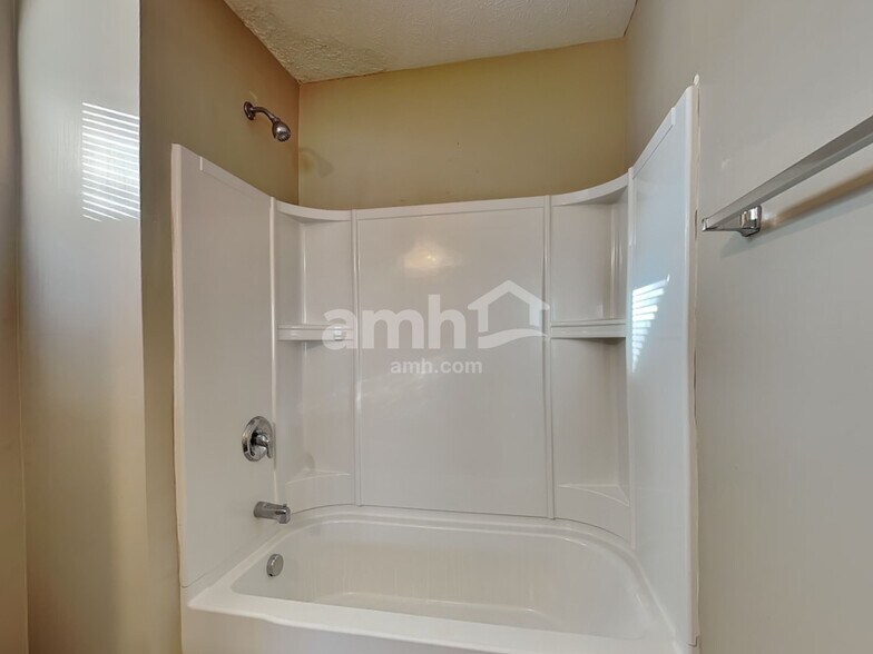 Building Photo - 5899 Brookstone Dr