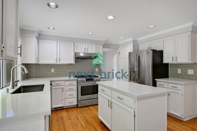 Building Photo - "Spacious 4-Bedroom Retreat with 2.5 Baths in Charming Sammamish Setting"