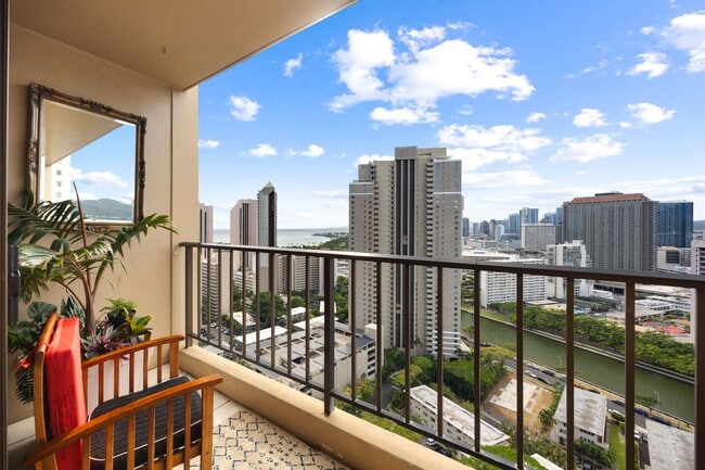 Building Photo - Luxury Waikiki Living with Panoramic Ocean & Sunset Views