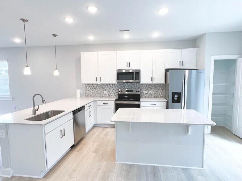 Building Photo - Room in Townhome on Old Grove Ln