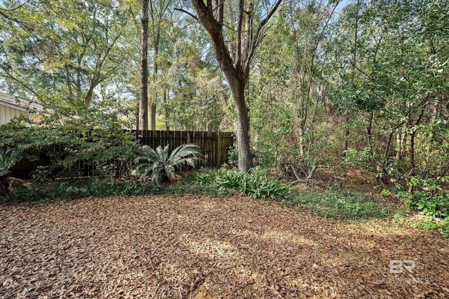 Building Photo - 620 S Oak St