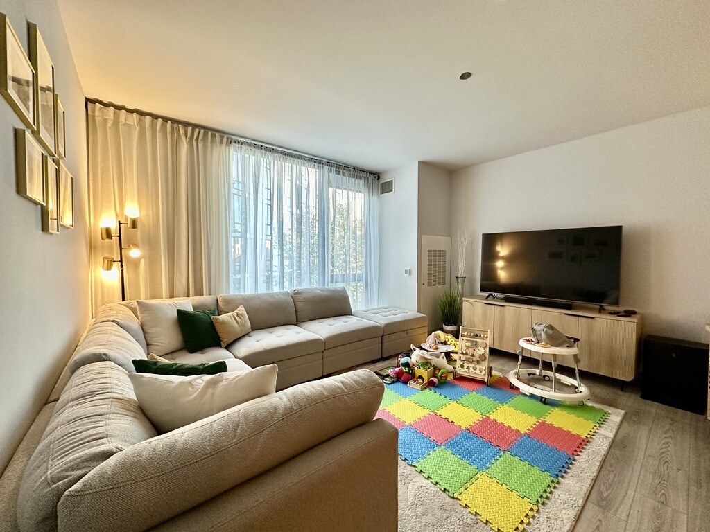 Building Photo - 2155 N Elston Ave