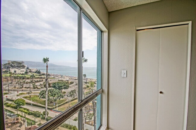 Building Photo - 2BR/2BA Condo with Stunning Ocean Views & ...