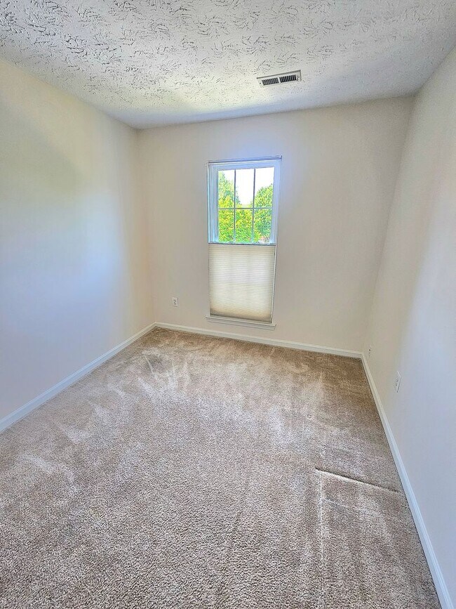 Building Photo - Beautiful 3 BR 2.5 BA Townhome Near Bowie ...