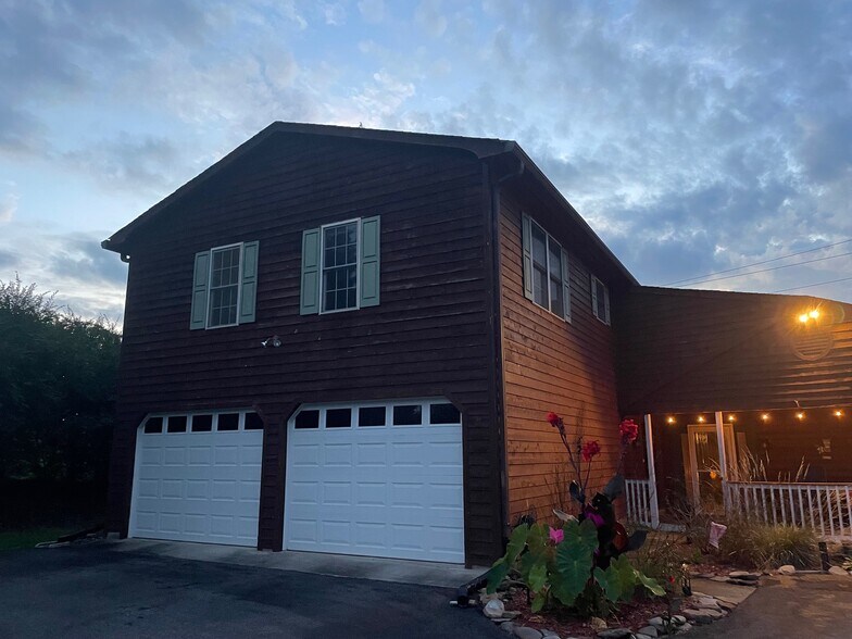 Building Photo - 2743 Rutland Rd