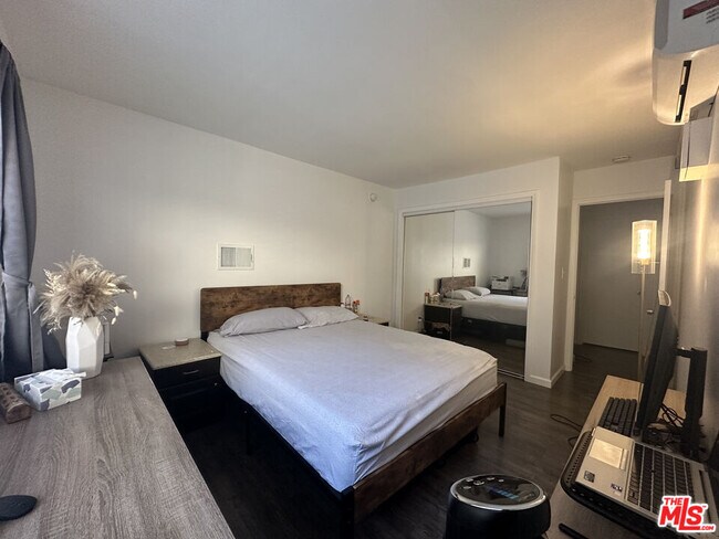 Building Photo - 13747 Vanowen St