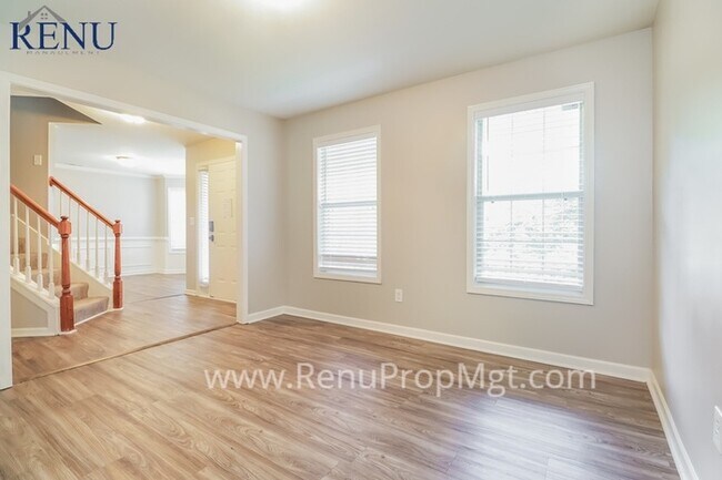 Building Photo - 4 Bedroom! 3 Bath!