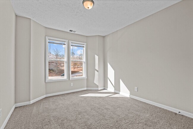 Building Photo - Freshly Remodeled 3rd Floor Apartment