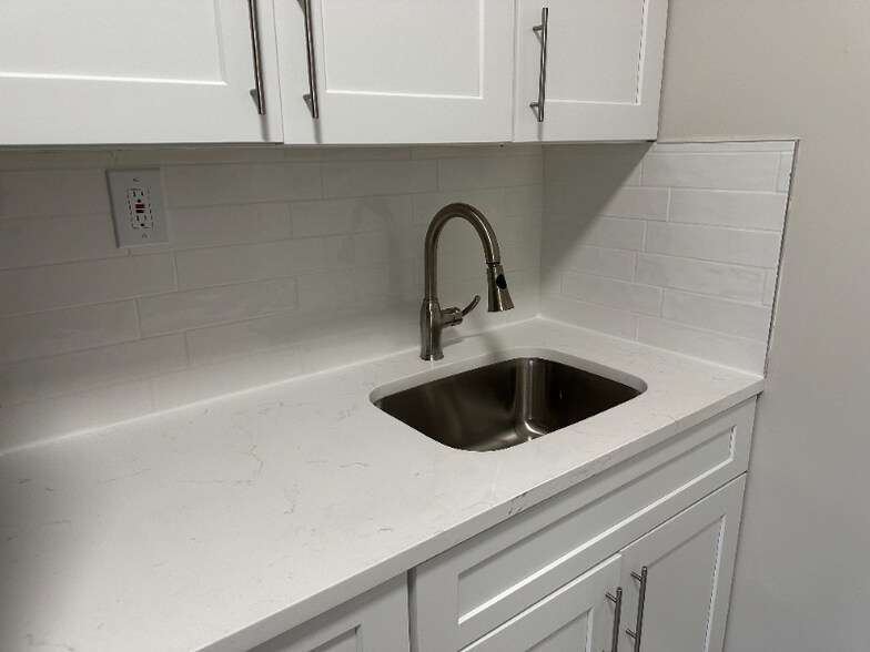 Building Photo - 18 Kensington Ave