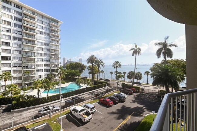 Building Photo - 1420 Brickell Bay Dr