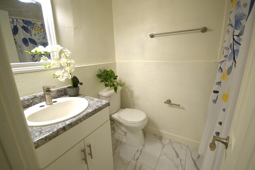 Bathroom - 9632 N 10th Ave
