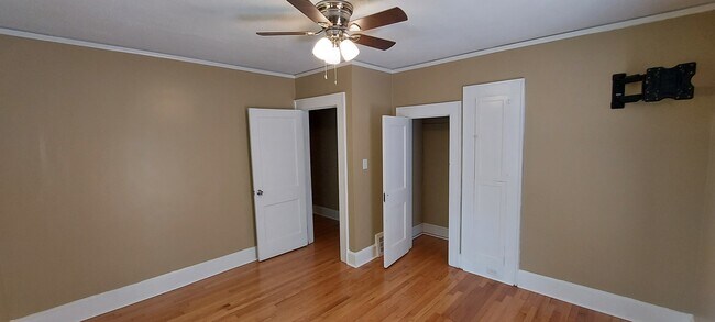 1st floor back bedroom - 2916 Woodleigh St