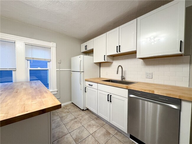 Building Photo - 102 Gregory St