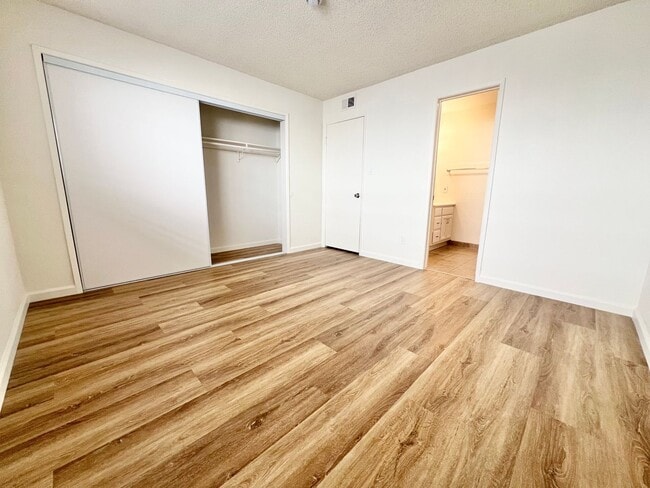 Building Photo - Beautiful First floor 3 bedroom Rose Park ...