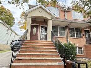 Building Photo - "Charming 2-Bedroom Retreat in Douglaston – Cozy Comfort with 710 Sq Ft of Living Space!"