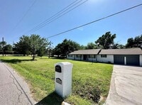 Building Photo - 3215 Oakwood Dr