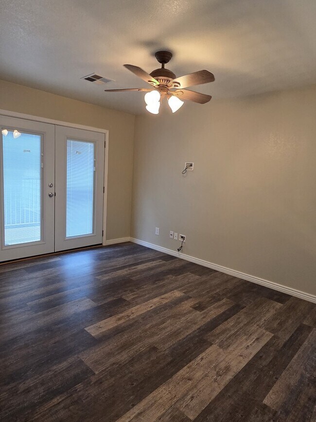Building Photo - Stunning 4-bedroom 2-bathroom home