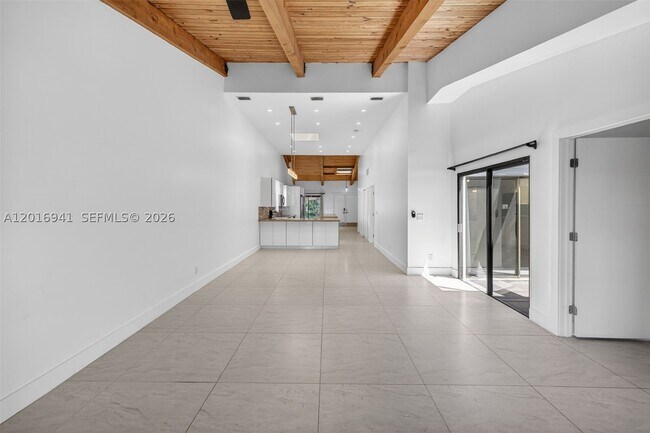 Building Photo - 2619 Parkview Dr S