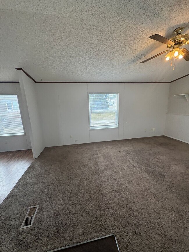 Building Photo - 306 White Oak Dr