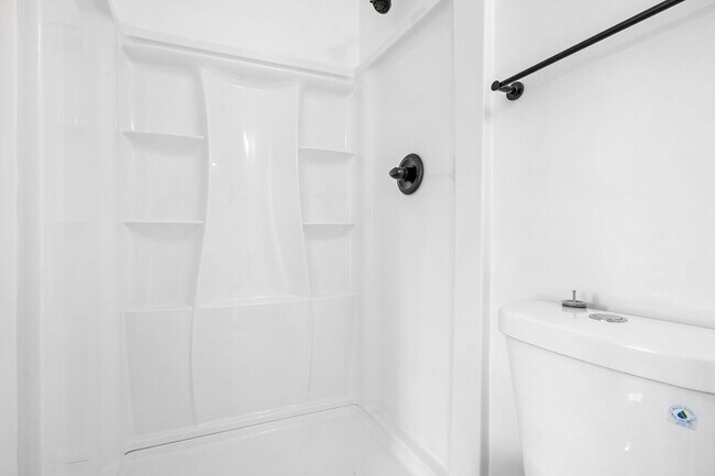 Building Photo - GORGEOUS end unit in Baltimore! 3 Bedrooms 3 Bathrooms Plus a Rec Room!