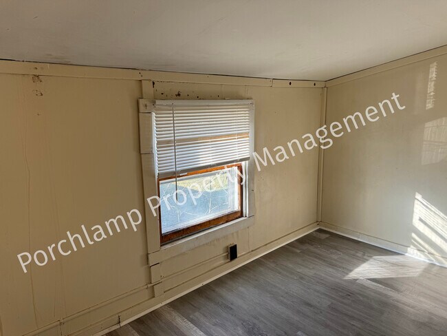 Building Photo - 749 Spencer St NE