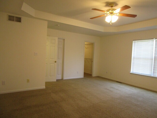 Building Photo - 5004-5006-5006 Betty Jean Way