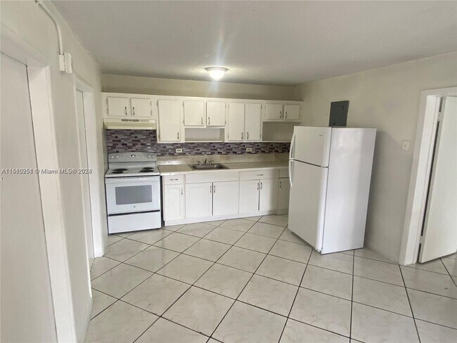 Building Photo - 1901 SW 67th Ave