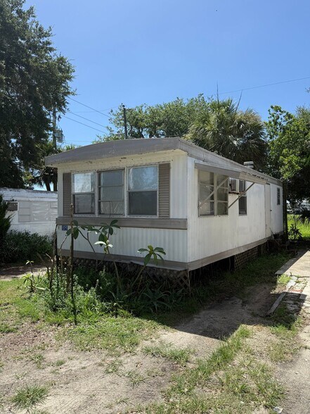 Building Photo - 622 N Beach St