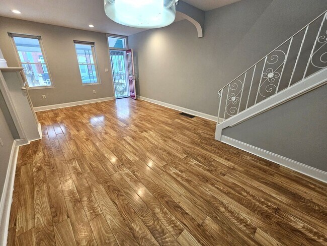 Building Photo - 2 Bedroom recently renovated Belmont Neigh...
