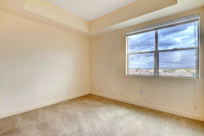 Building Photo - Beautiful top floor condo!