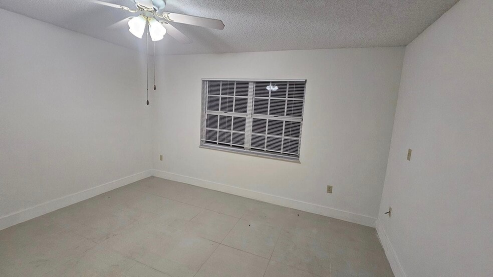 Building Photo - 5431 SW 143rd Ave