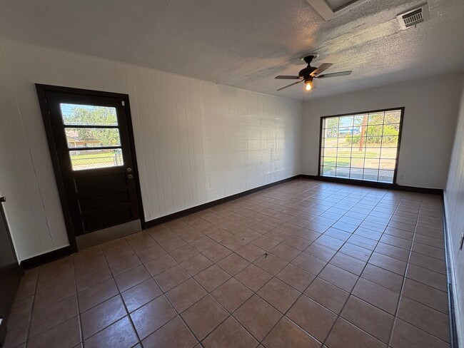 Building Photo - Awesome home with lots of space and storage!