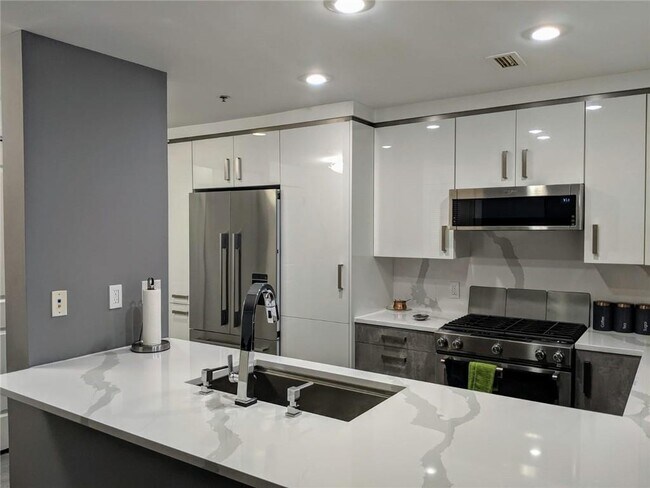 Building Photo - 3338 Peachtree Rd NE