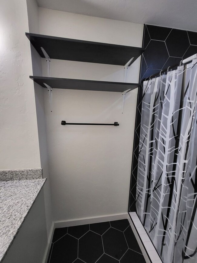 Building Photo - 4 bedroom 2 bath home in Tecumseh!