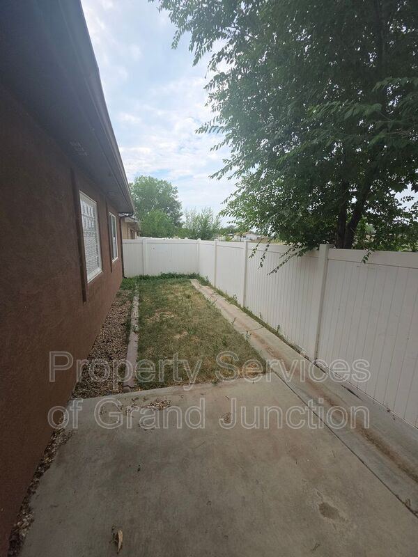 Building Photo - 3018 Oakwood Dr
