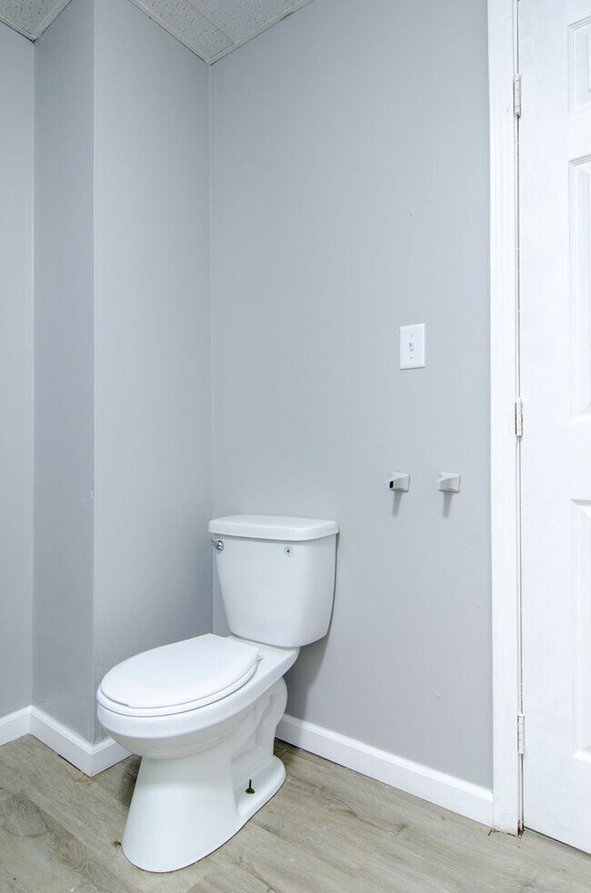 Building Photo - 2 Bed 1 Bath House